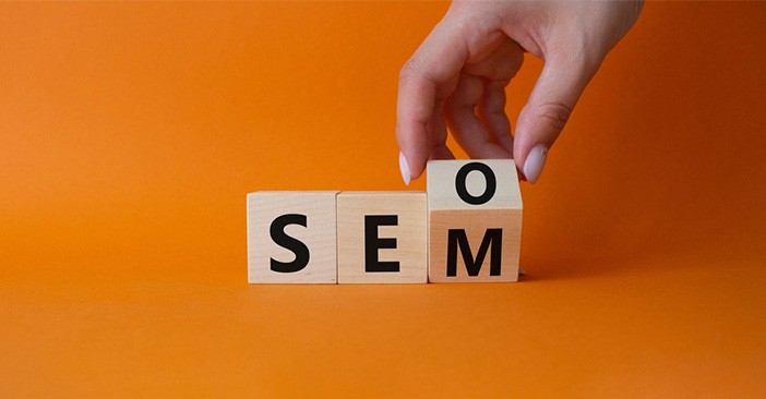 Temukan perbedaan dan manfaat SEO vs SEM untuk strategi pemasaran online kamu. Pilih yang sesuai untuk hasil optimal.